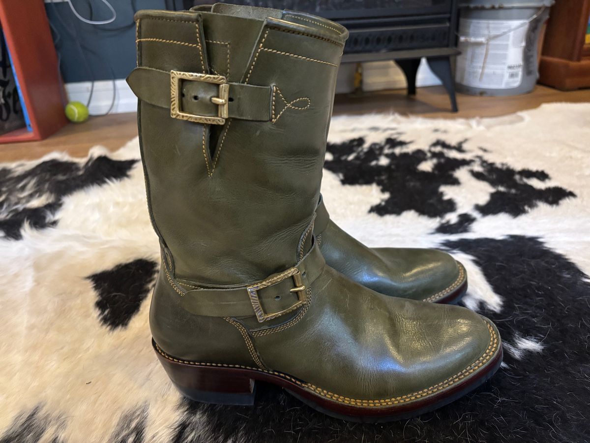 Photo by ohherewego on November 2, 2025 of the Fortis Boots Tapak 2.0 Engineer Boots in Indonesian Olive Pullup.