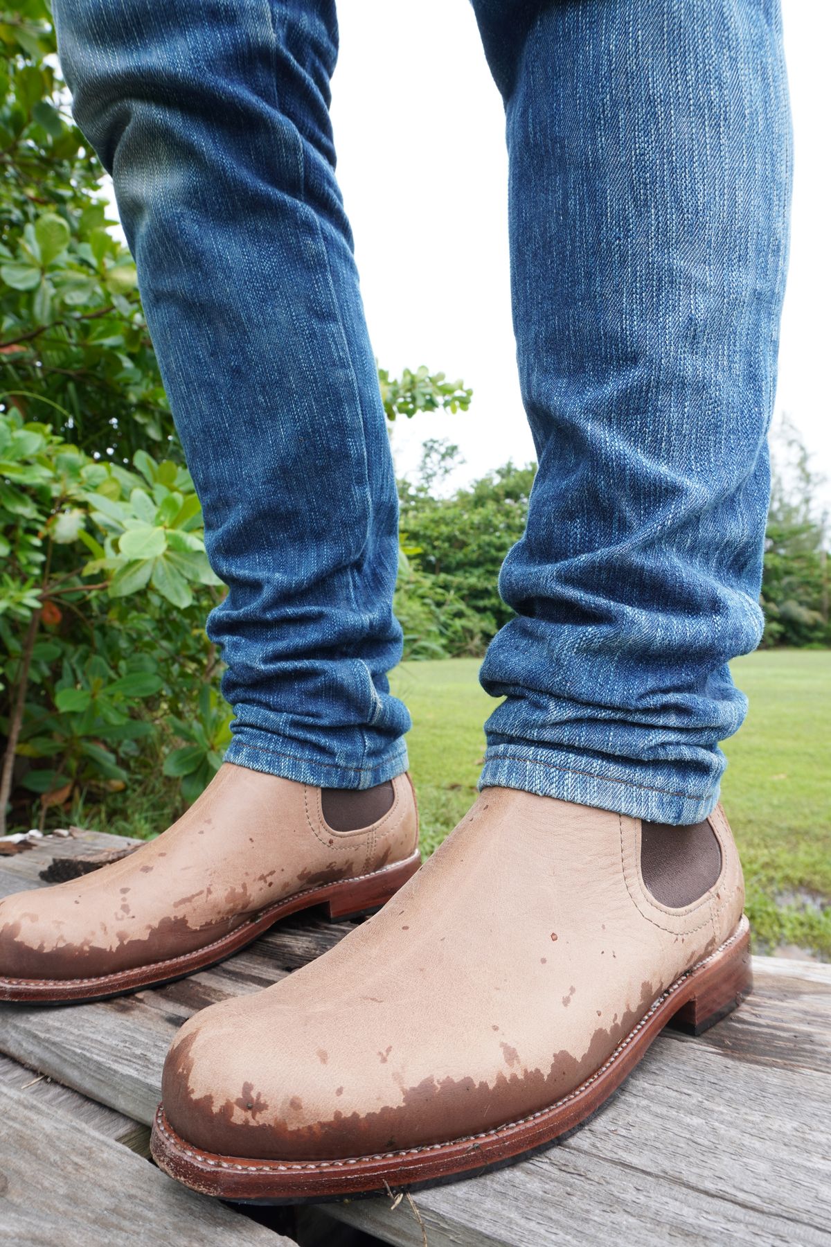 Photo by denimwatchesboots on October 2, 2024 of the Adelante Mendoza in Desert Full Grain.