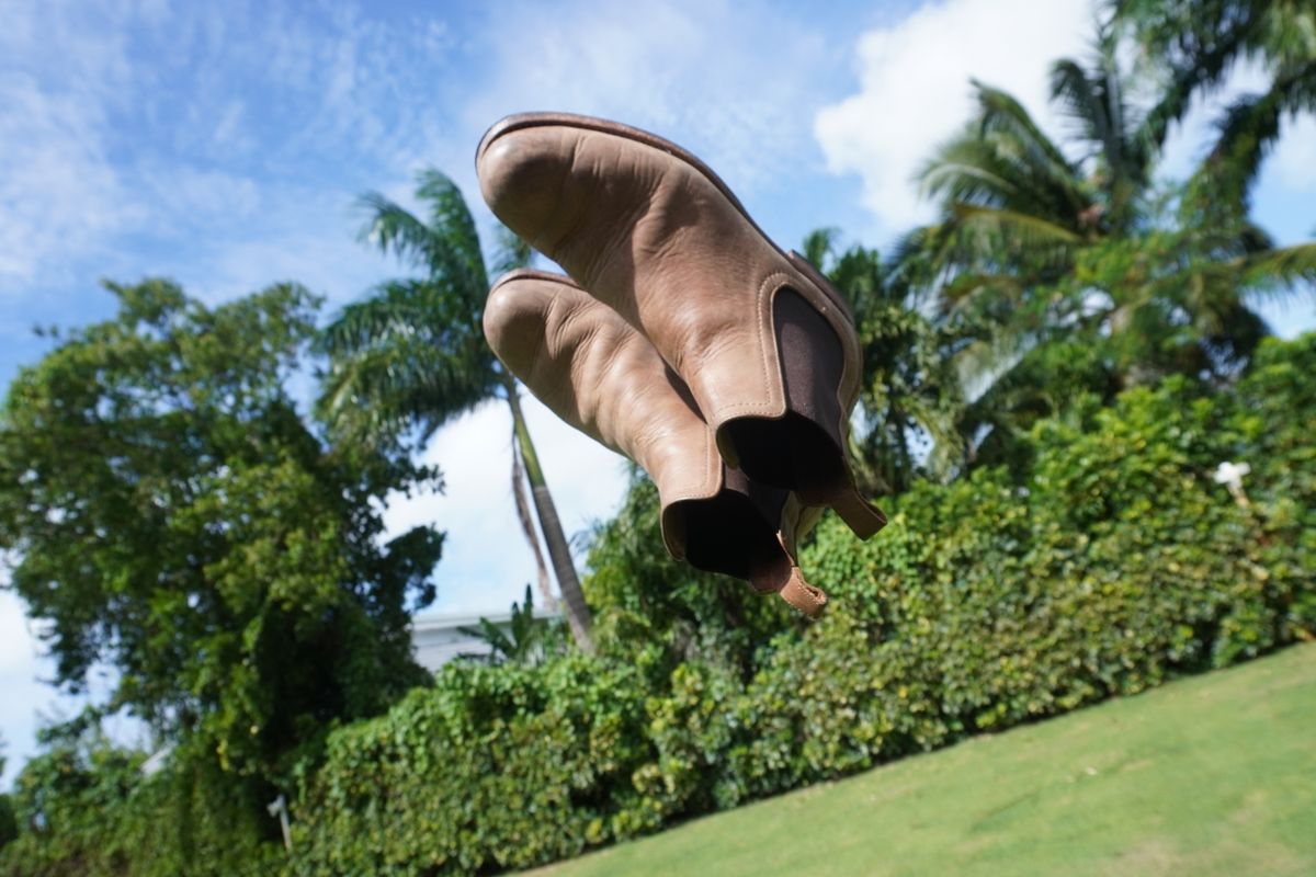 Photo by denimwatchesboots on November 4, 2024 of the Adelante Mendoza in Desert Full Grain.