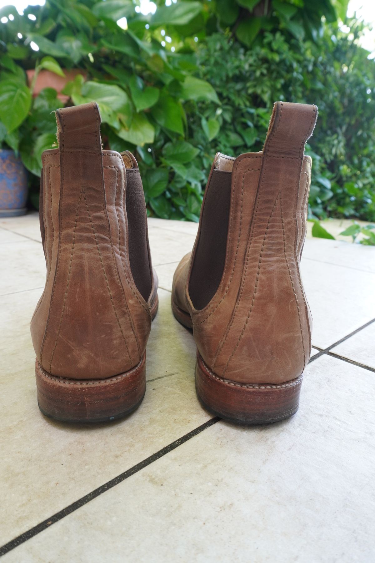 Photo by denimwatchesboots on November 4, 2024 of the Adelante Mendoza in Desert Full Grain.