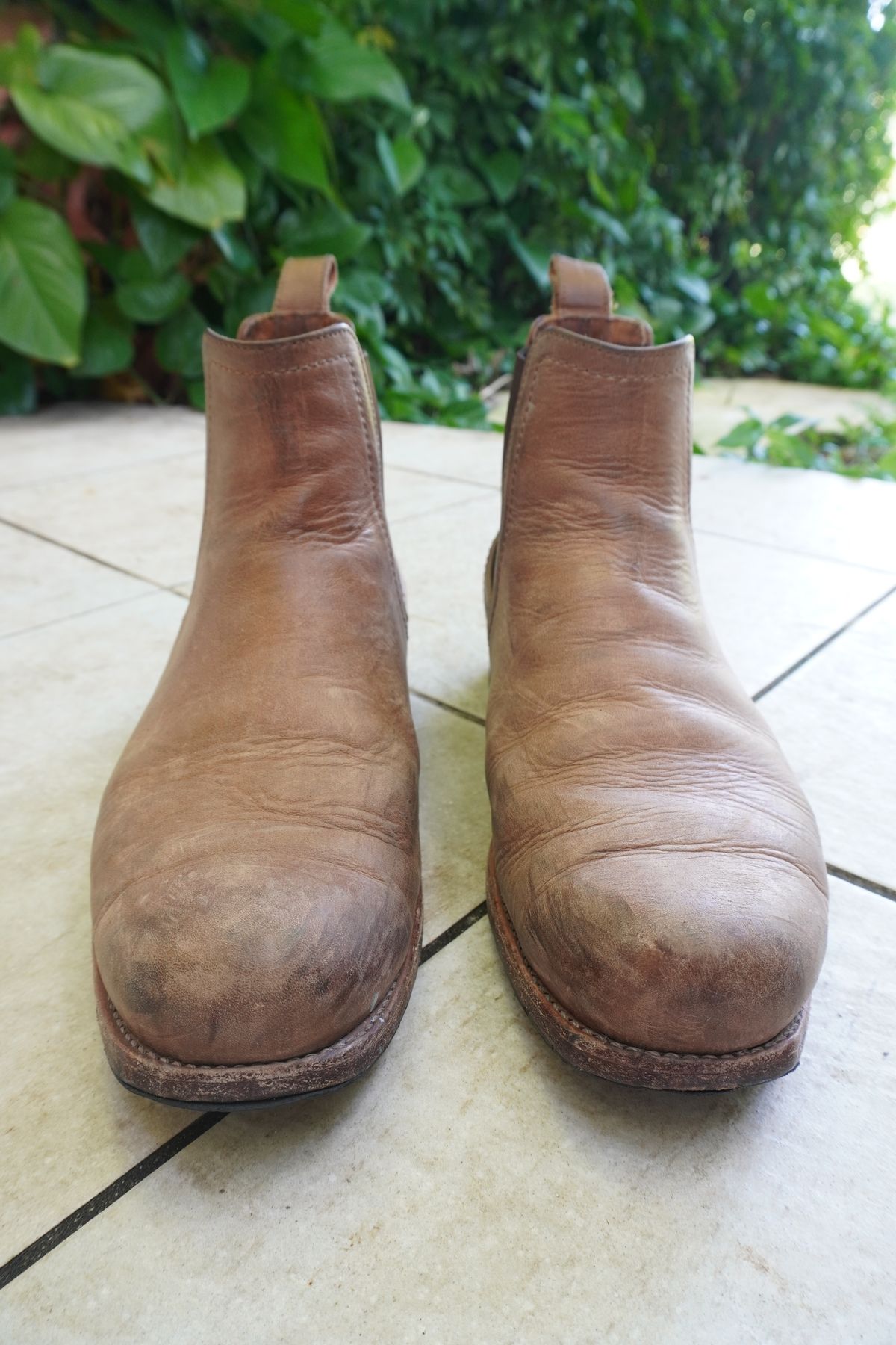 Photo by denimwatchesboots on November 4, 2024 of the Adelante Mendoza in Desert Full Grain.