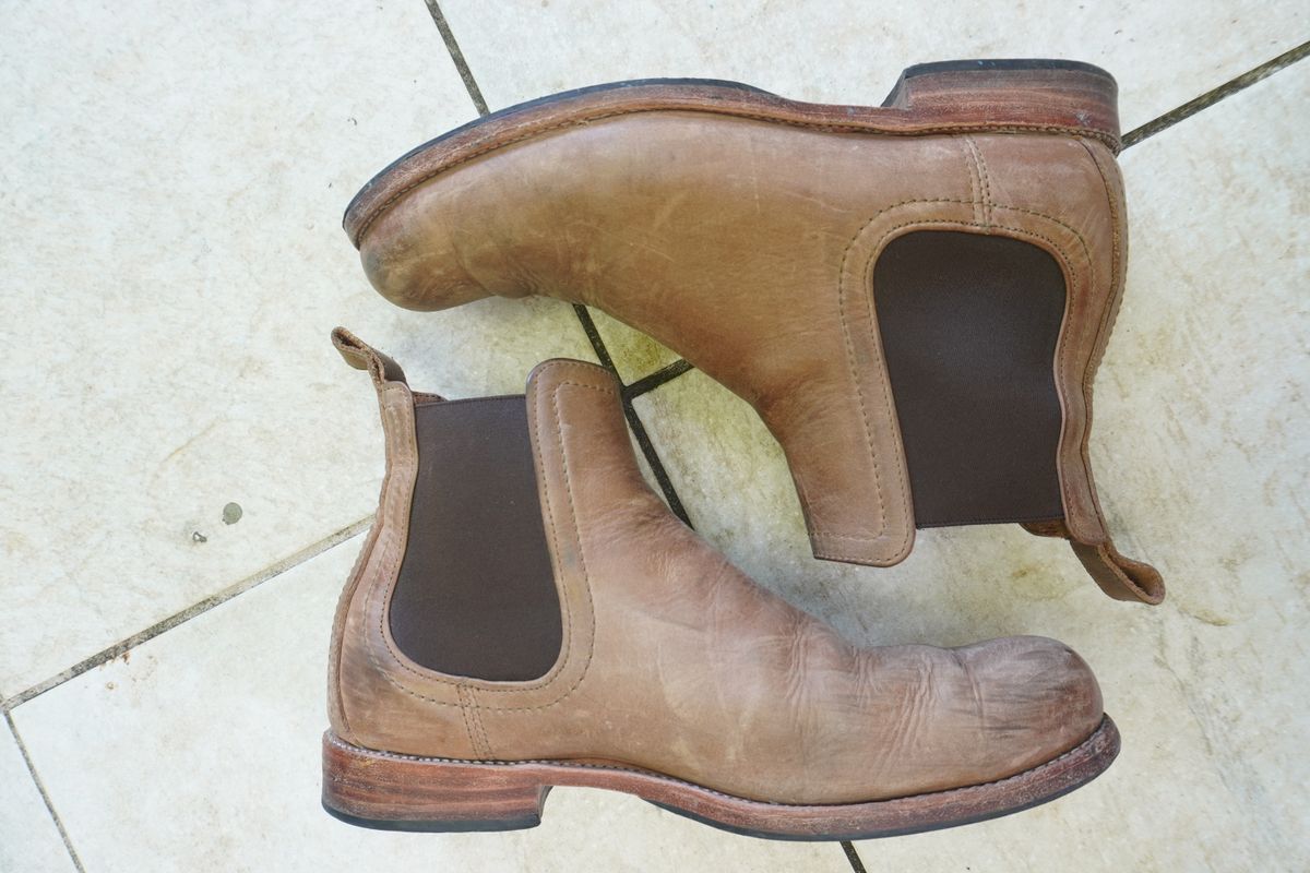 Photo by denimwatchesboots on November 4, 2024 of the Adelante Mendoza in Desert Full Grain.