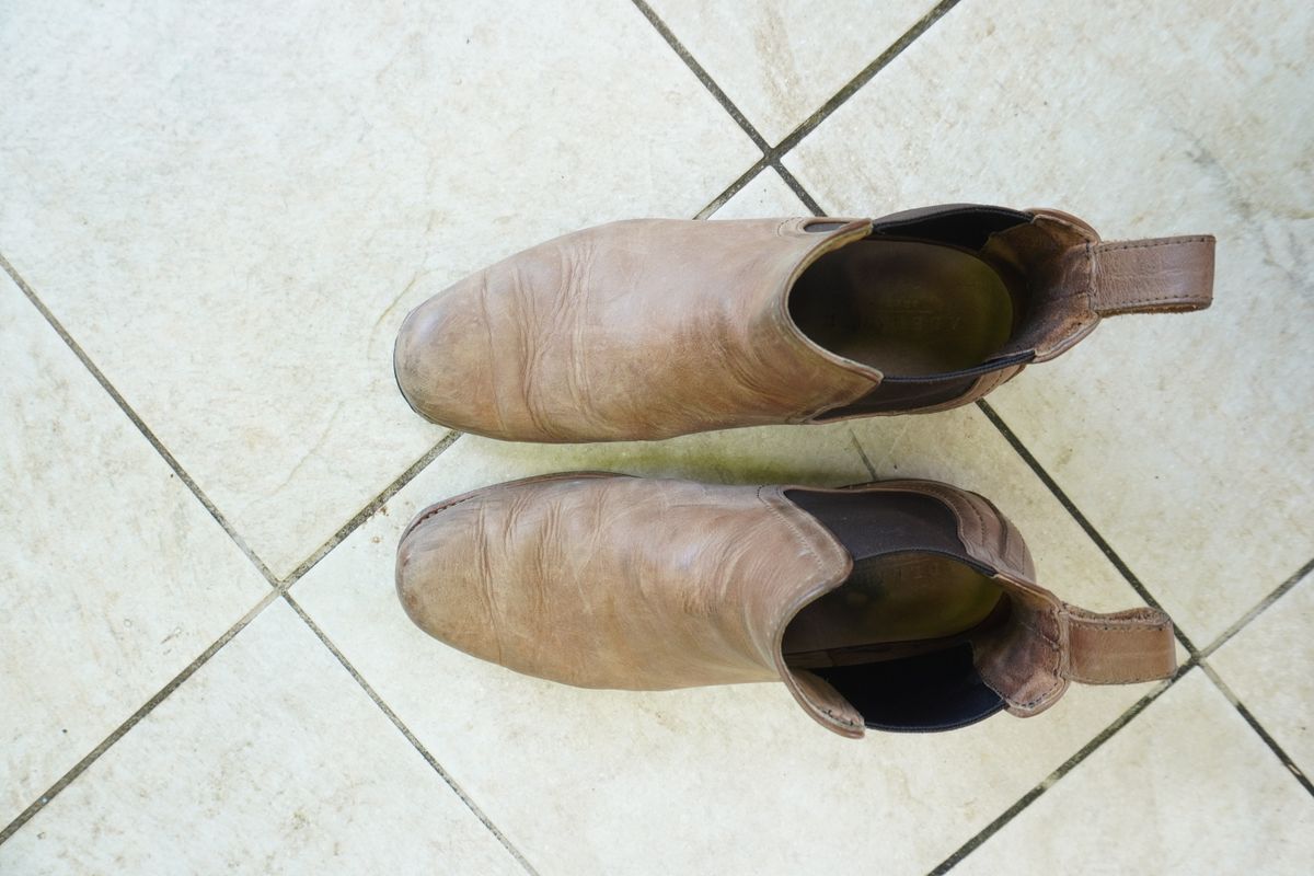 Photo by denimwatchesboots on November 4, 2024 of the Adelante Mendoza in Desert Full Grain.