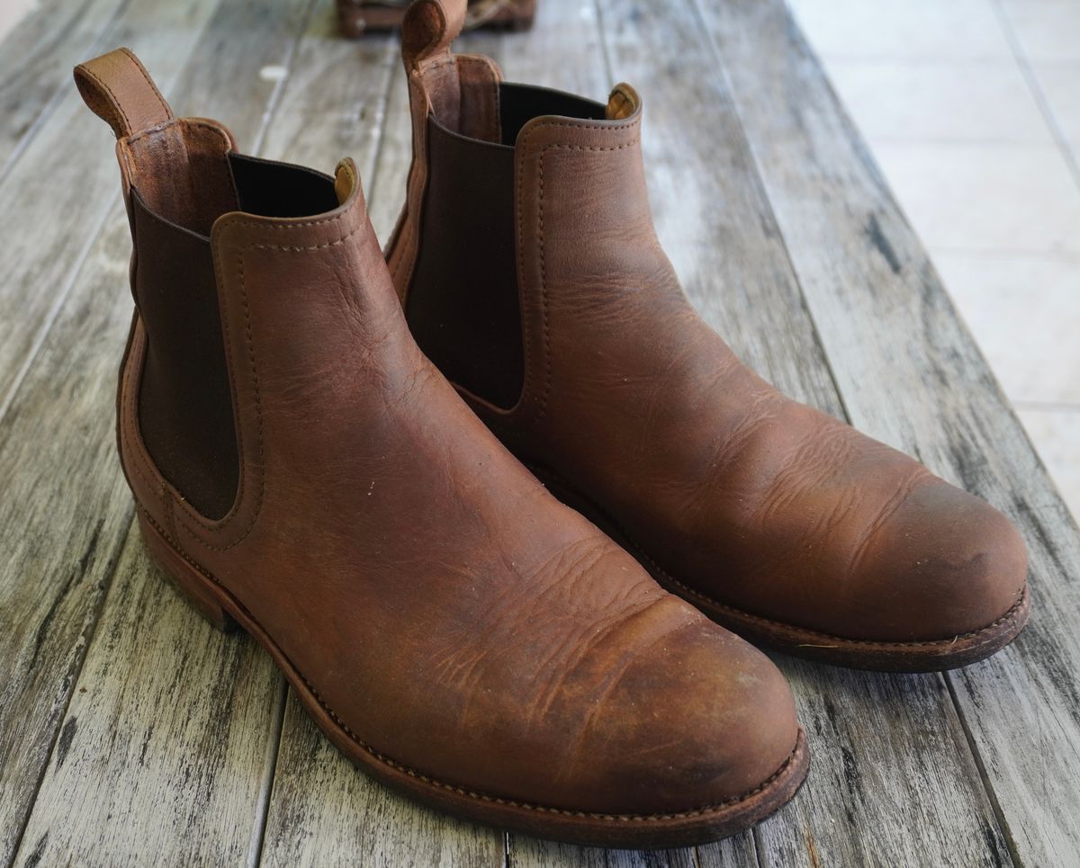 Photo by denimwatchesboots on November 11, 2024 of the Adelante Mendoza in Desert Full Grain.