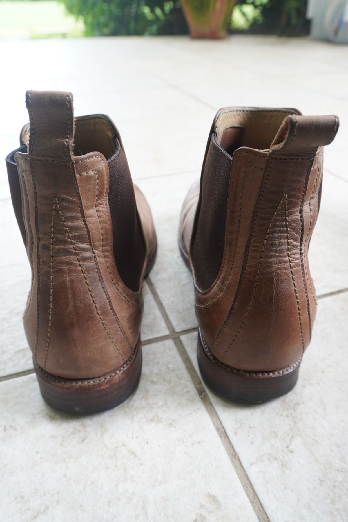 Photo by denimwatchesboots on December 1, 2024 of the Adelante Mendoza in Desert Full Grain.