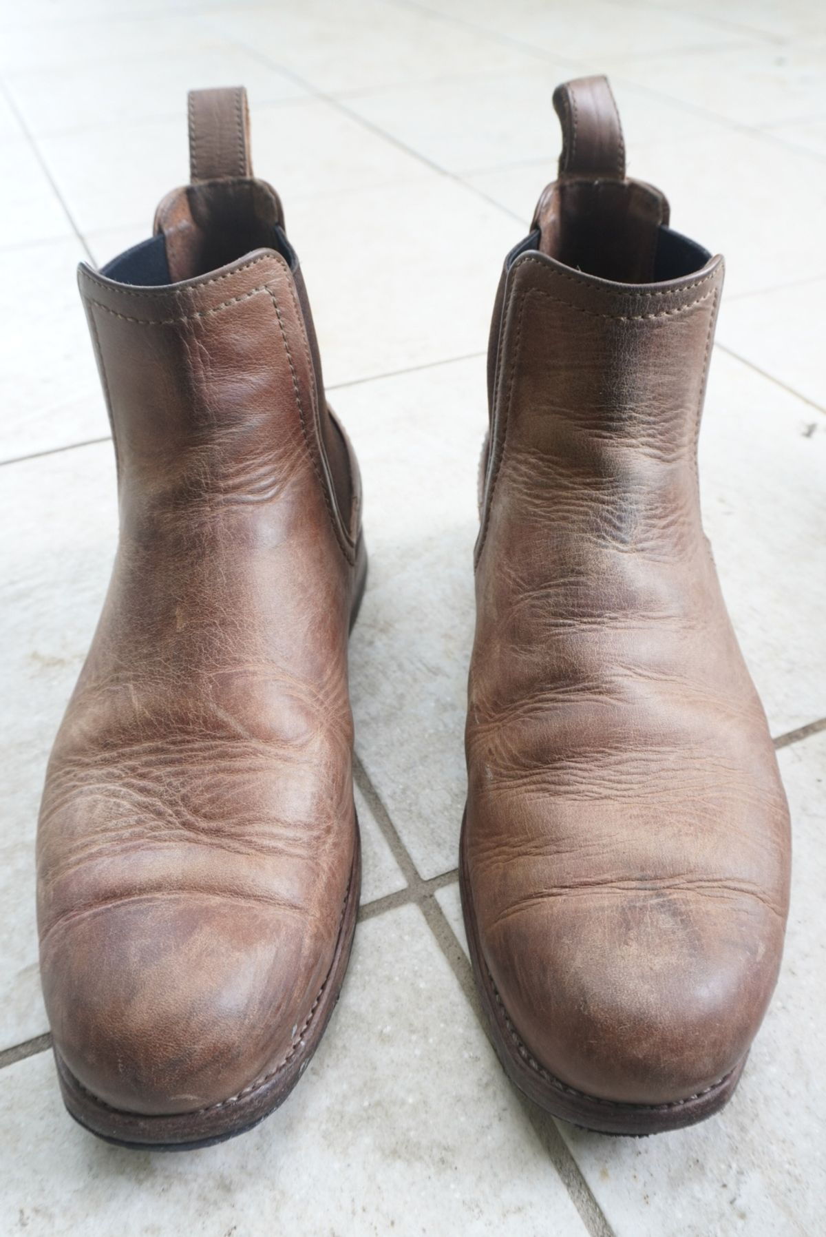 Photo by denimwatchesboots on December 1, 2024 of the Adelante Mendoza in Desert Full Grain.