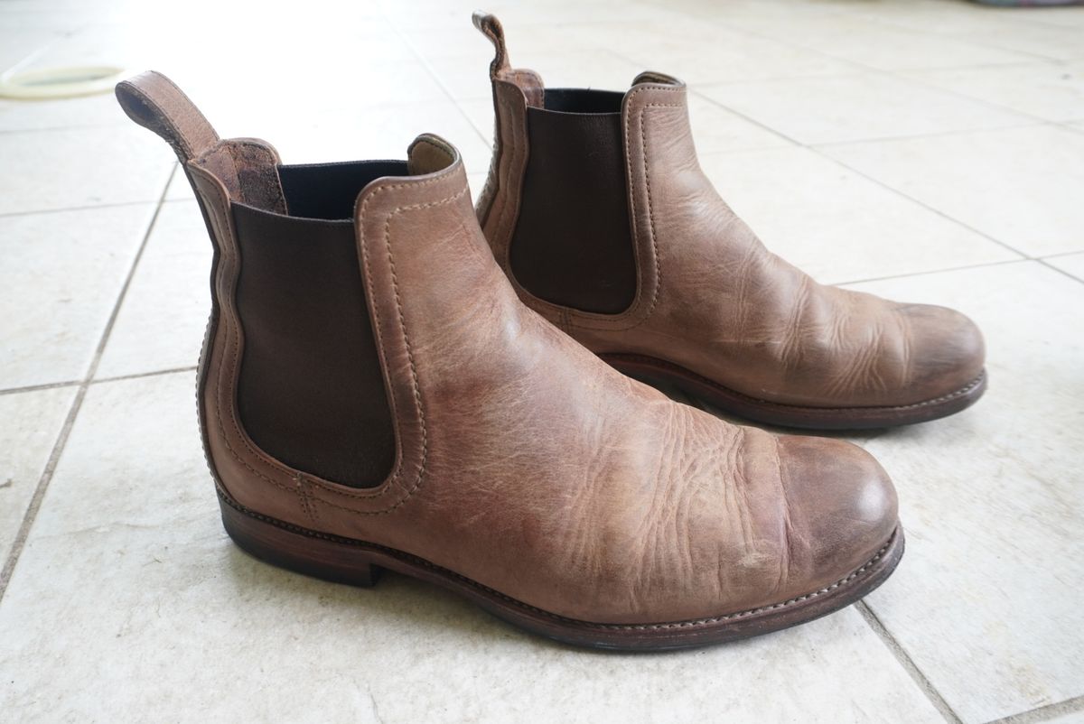 Photo by denimwatchesboots on December 1, 2024 of the Adelante Mendoza in Desert Full Grain.