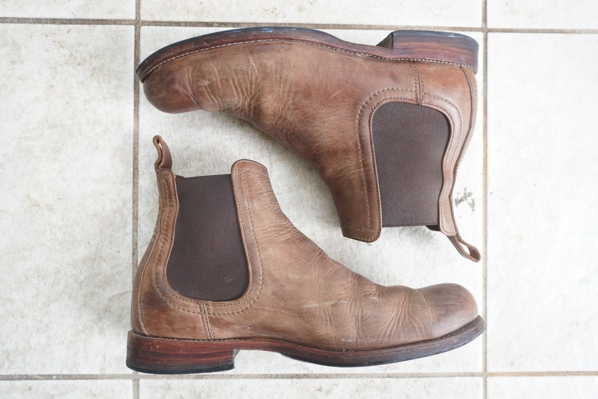 Photo by denimwatchesboots on December 1, 2024 of the Adelante Mendoza in Desert Full Grain.