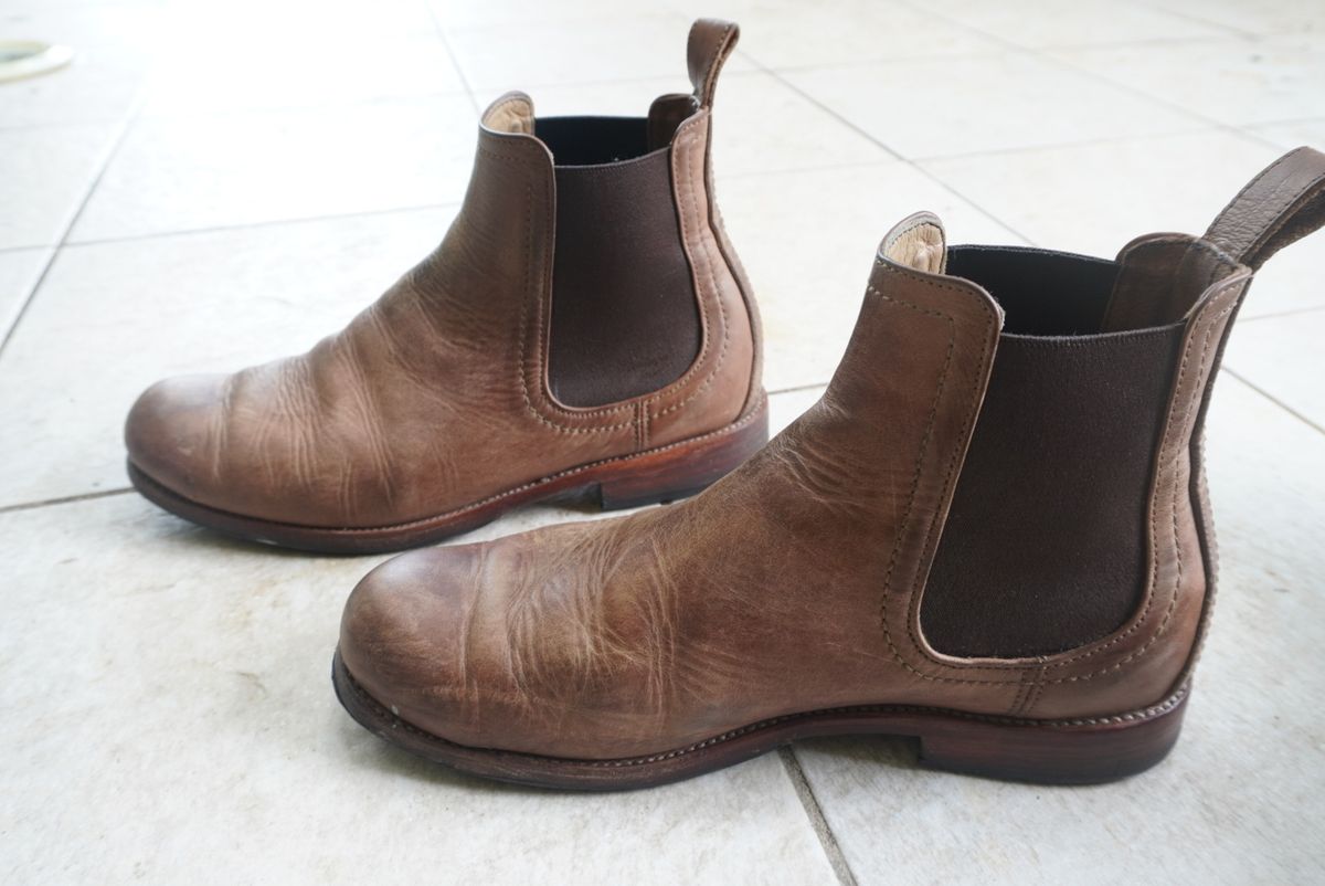 Photo by denimwatchesboots on December 1, 2024 of the Adelante Mendoza in Desert Full Grain.