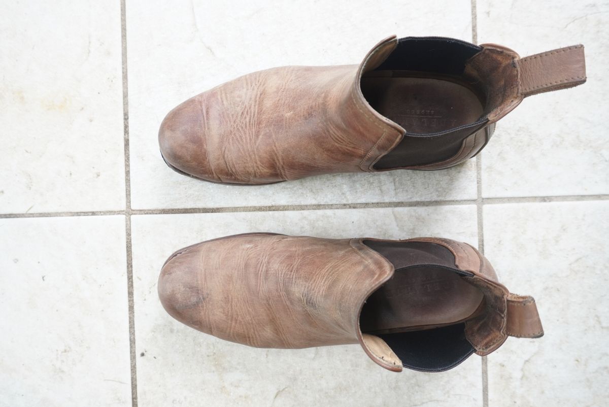 Photo by denimwatchesboots on December 1, 2024 of the Adelante Mendoza in Desert Full Grain.