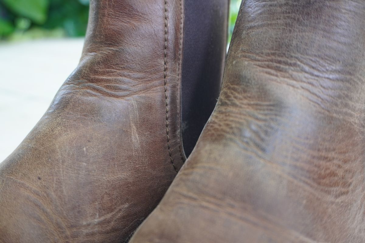 Photo by denimwatchesboots on January 3, 2025 of the Adelante Mendoza in Desert Full Grain.