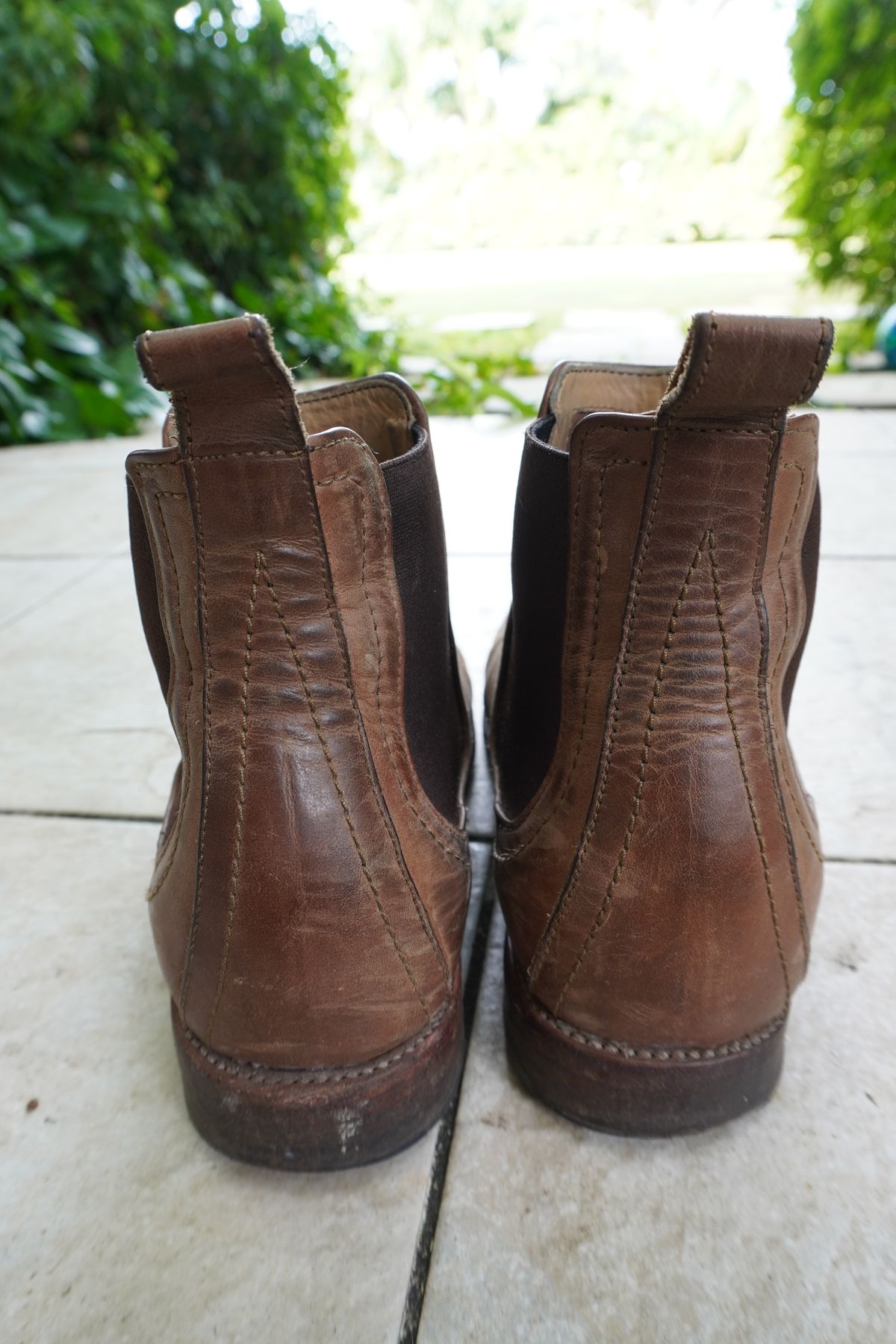 Photo by denimwatchesboots on January 3, 2025 of the Adelante Mendoza in Desert Full Grain.