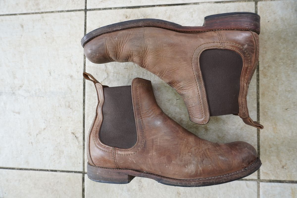 Photo by denimwatchesboots on January 3, 2025 of the Adelante Mendoza in Desert Full Grain.