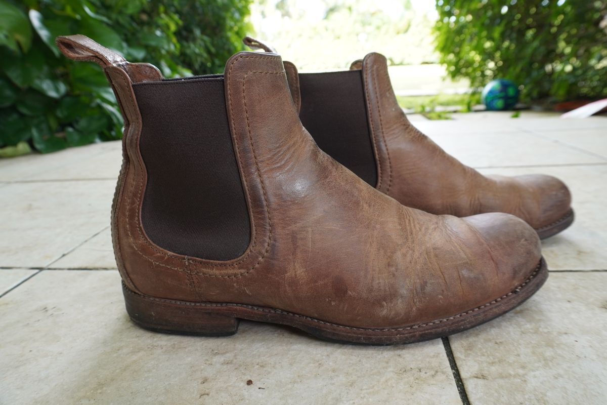 Photo by denimwatchesboots on January 3, 2025 of the Adelante Mendoza in Desert Full Grain.