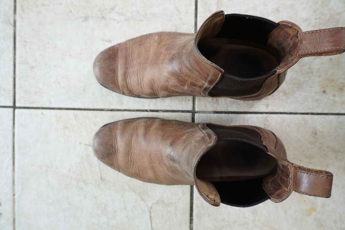 Photo by denimwatchesboots on January 3, 2025 of the Adelante Mendoza in Desert Full Grain.