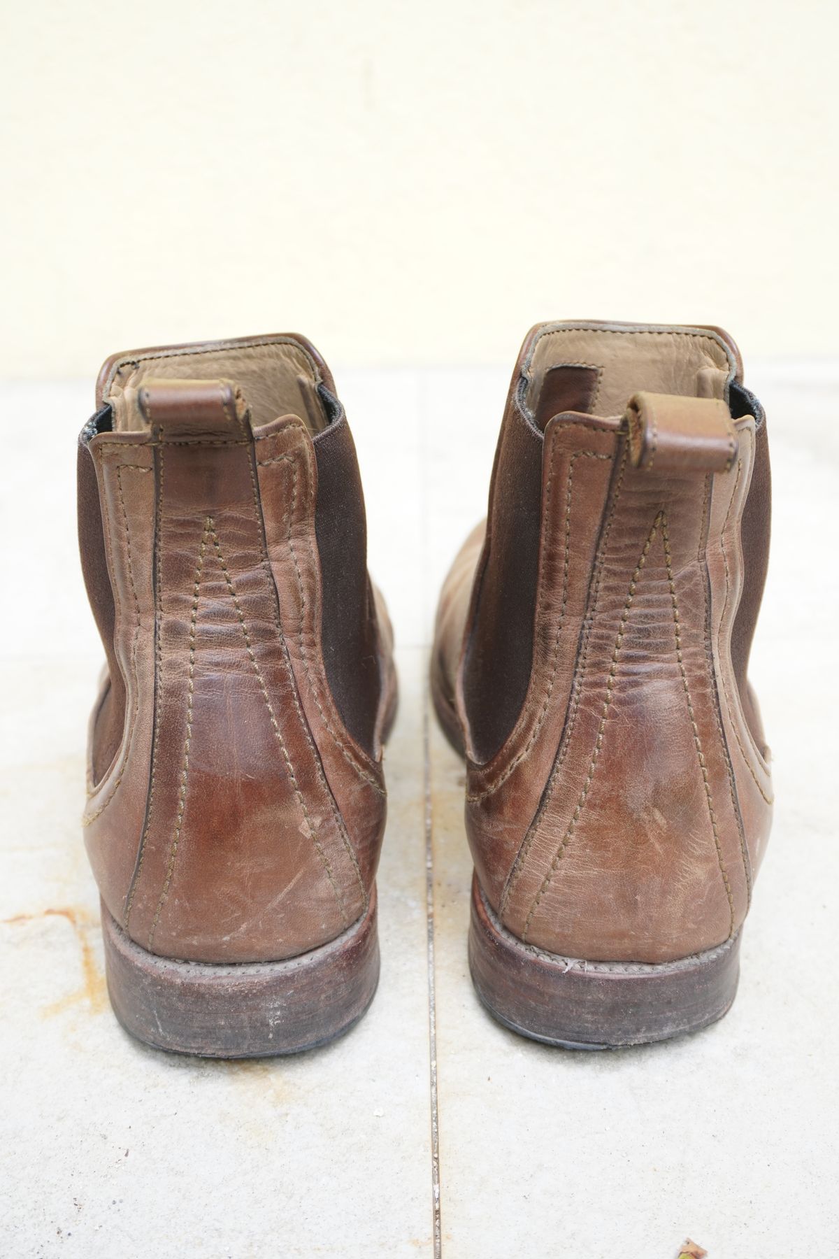 Photo by denimwatchesboots on February 1, 2025 of the Adelante Mendoza in Desert Full Grain.