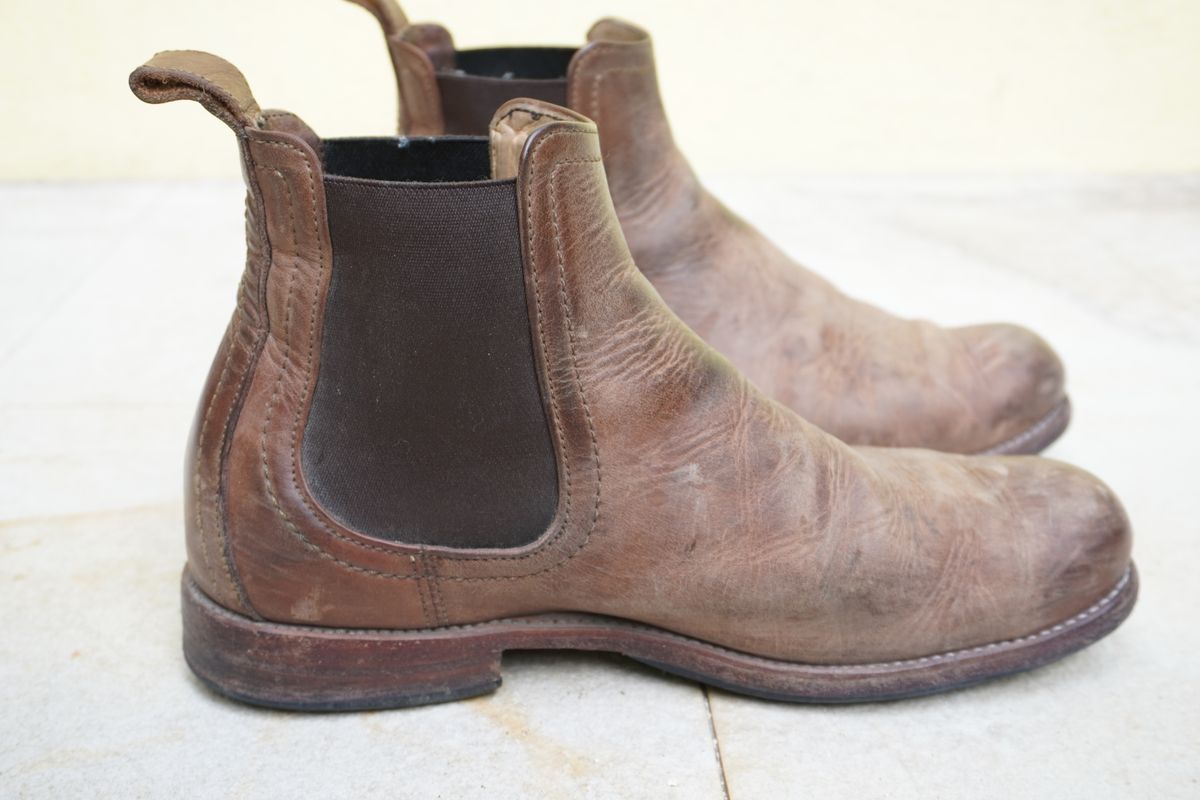Photo by denimwatchesboots on February 1, 2025 of the Adelante Mendoza in Desert Full Grain.