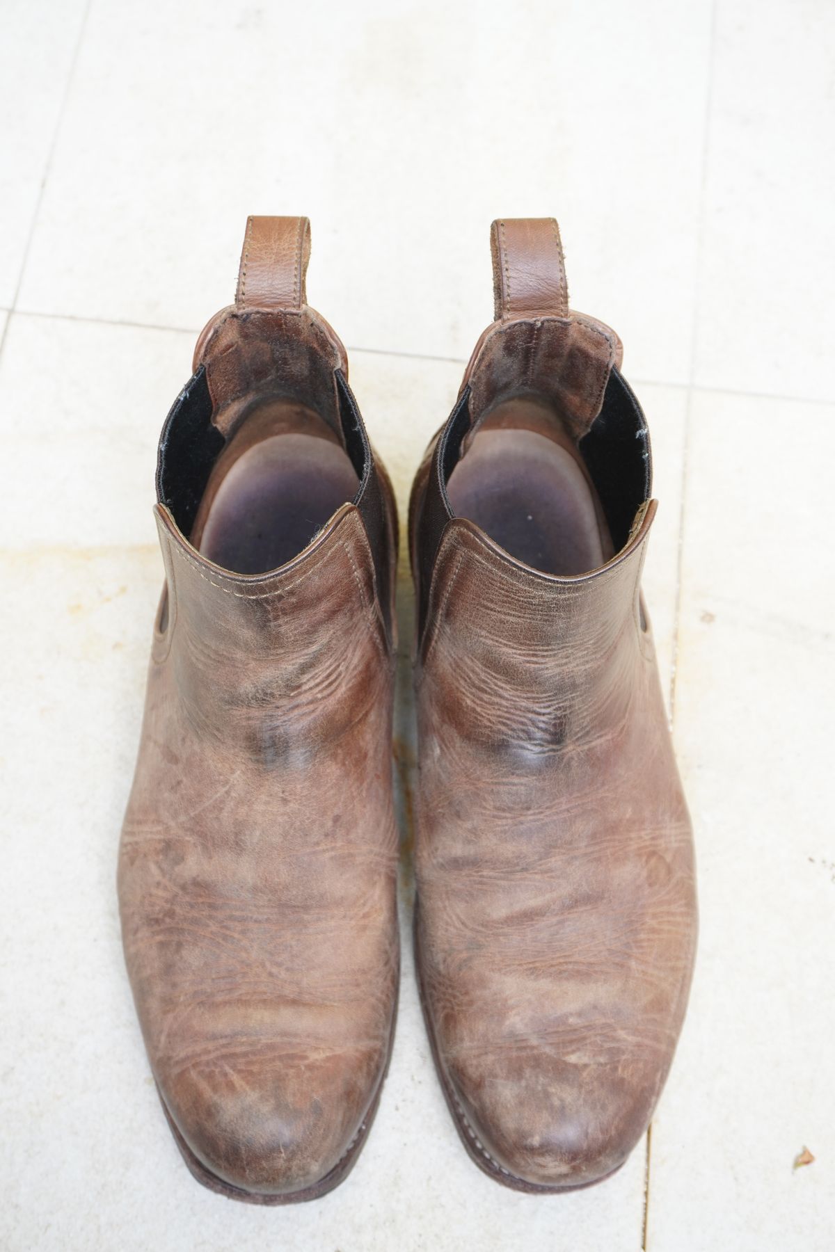 Photo by denimwatchesboots on February 1, 2025 of the Adelante Mendoza in Desert Full Grain.