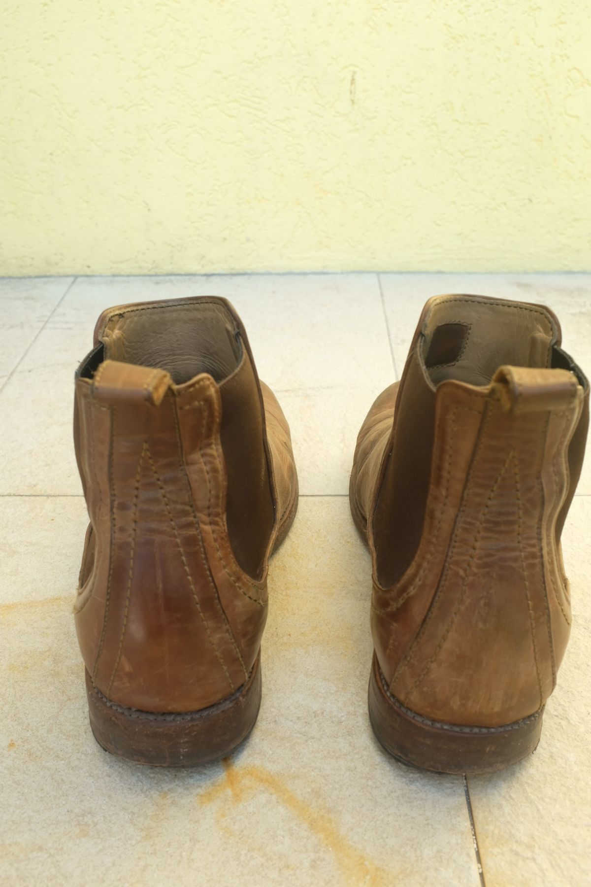 Photo by denimwatchesboots on March 3, 2025 of the Adelante Mendoza in Desert Full Grain.
