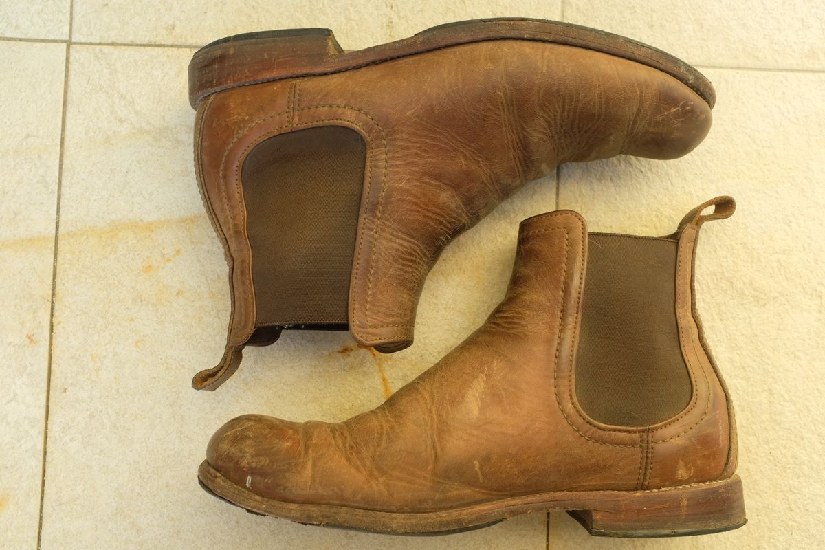 Photo by denimwatchesboots on March 3, 2025 of the Adelante Mendoza in Desert Full Grain.