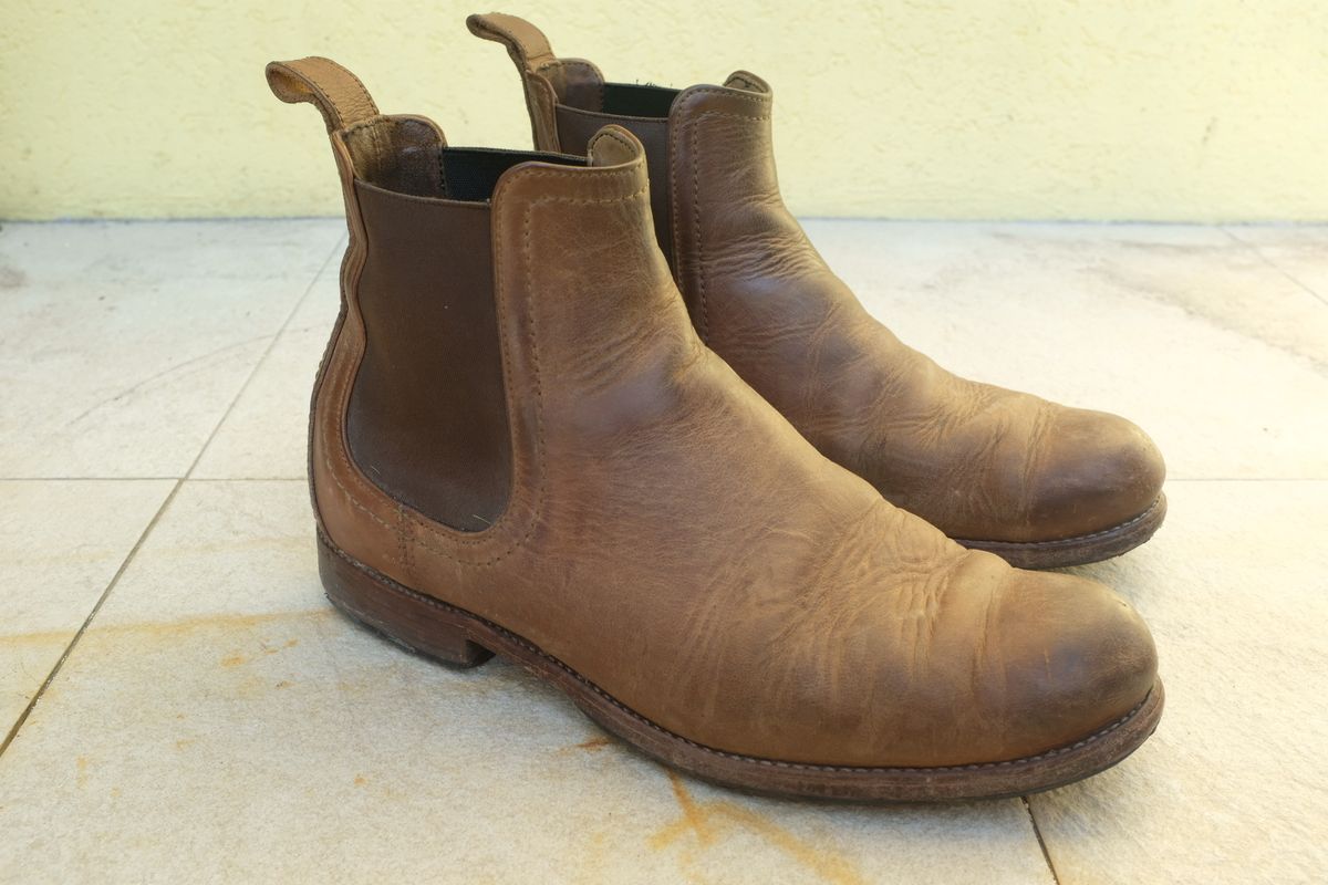 Photo by denimwatchesboots on March 3, 2025 of the Adelante Mendoza in Desert Full Grain.