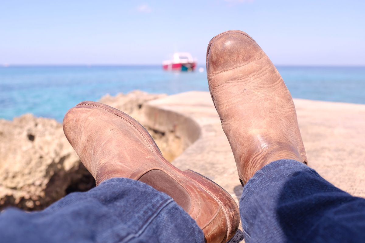 Photo by denimwatchesboots on March 20, 2025 of the Adelante Mendoza in Desert Full Grain.