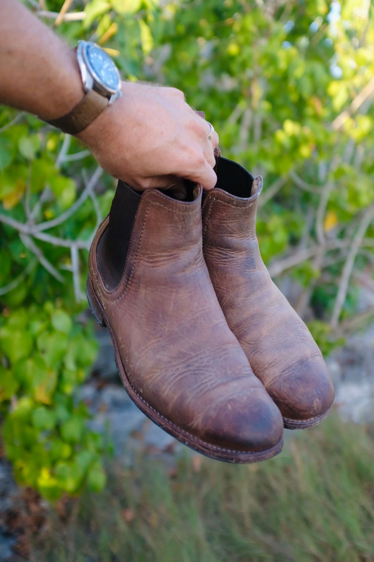 Photo by denimwatchesboots on April 2, 2025 of the Adelante Mendoza in Desert Full Grain.