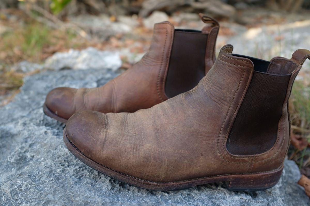 Photo by denimwatchesboots on April 2, 2025 of the Adelante Mendoza in Desert Full Grain.