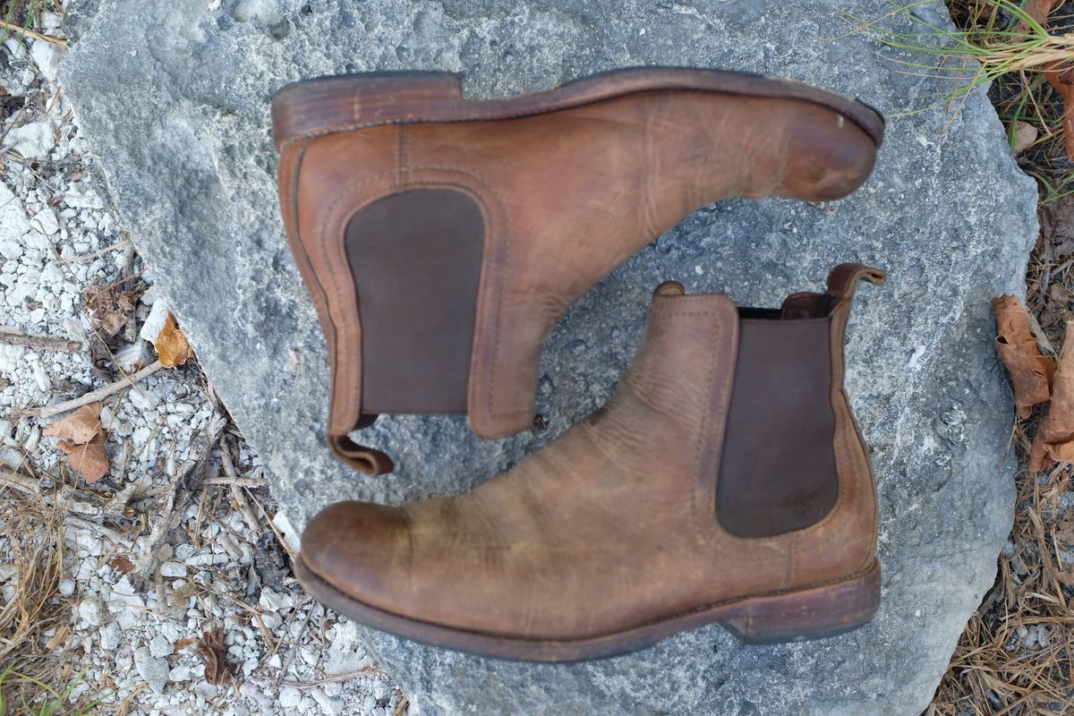 Photo by denimwatchesboots on April 2, 2025 of the Adelante Mendoza in Desert Full Grain.
