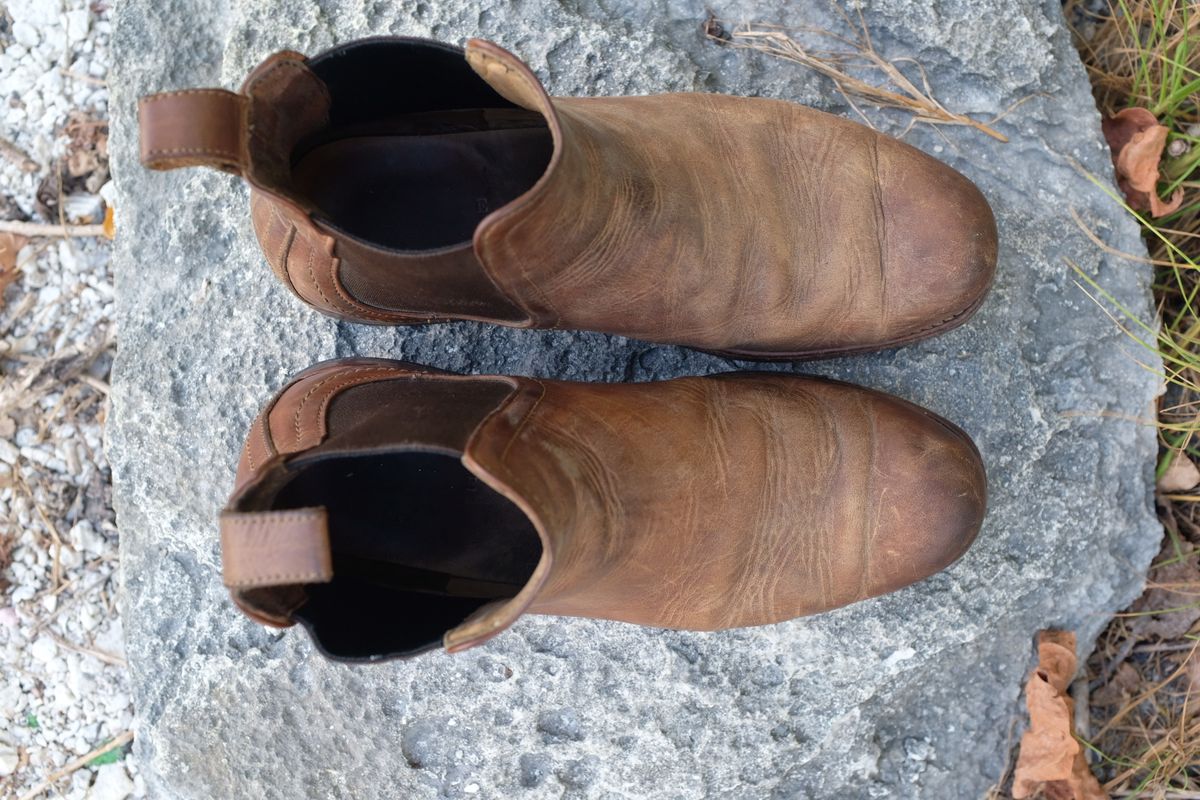 Photo by denimwatchesboots on April 2, 2025 of the Adelante Mendoza in Desert Full Grain.