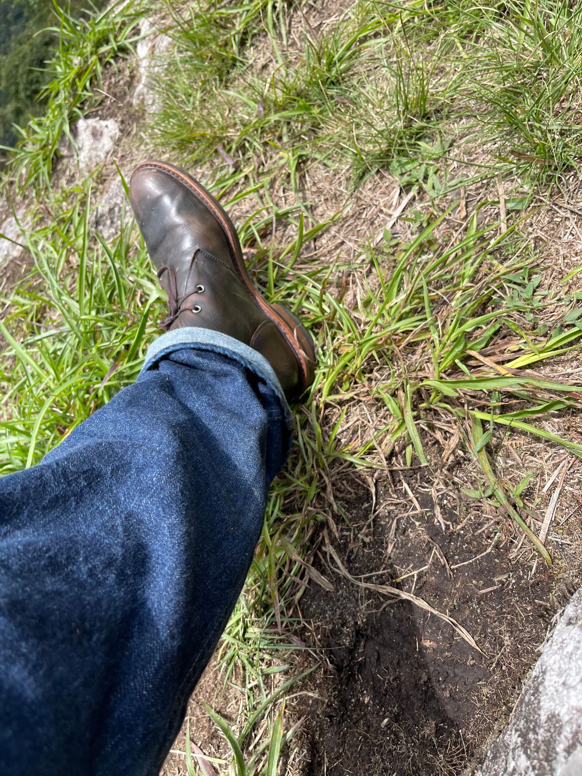 Photo by denimwatchesboots on October 20, 2025 of the Allen Edmonds Chandler- Chukka in Antique hickory.