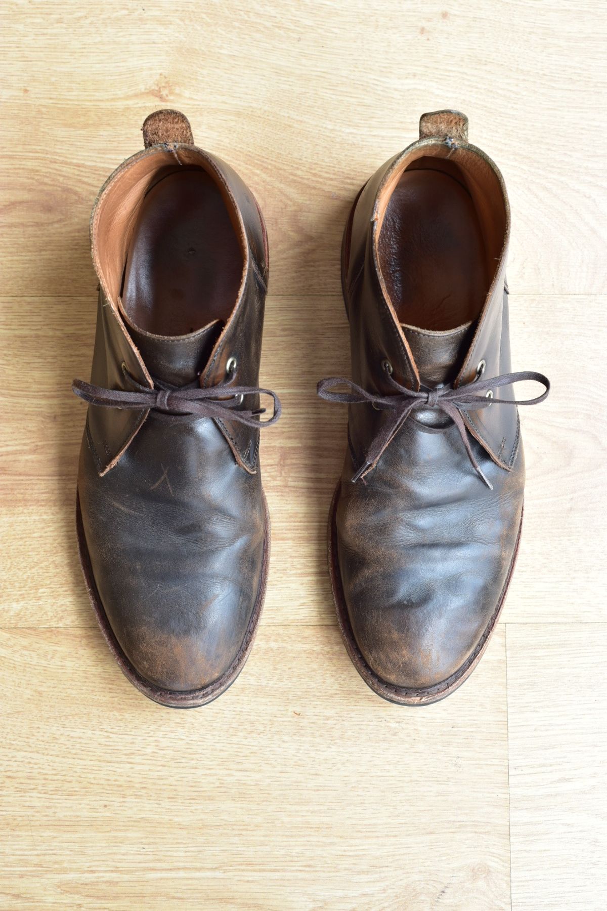 Photo by denimwatchesboots on November 1, 2025 of the Allen Edmonds Chandler- Chukka in Antique hickory.