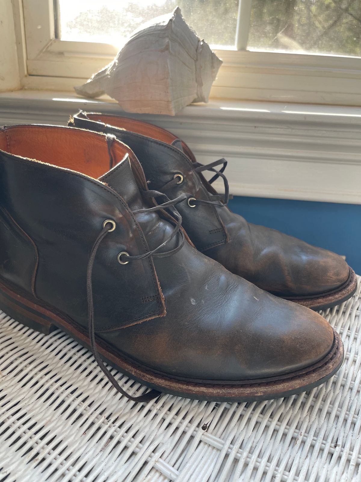 Photo by denimwatchesboots on December 25, 2025 of the Allen Edmonds Chandler- Chukka in Antique hickory.