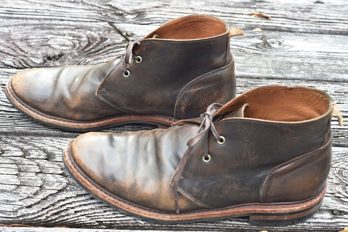 Photo by denimwatchesboots on January 2, 2026 of the Allen Edmonds Chandler- Chukka in Antique hickory.