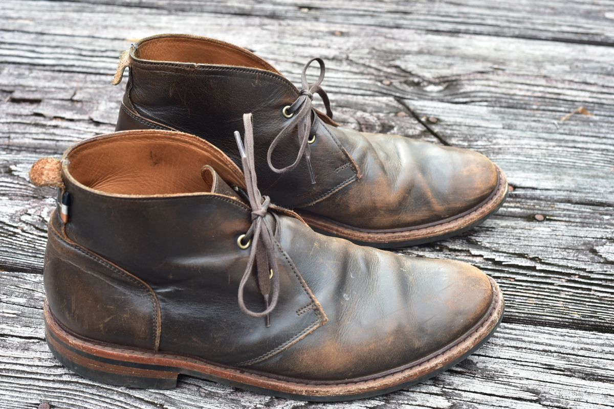 Photo by denimwatchesboots on January 2, 2026 of the Allen Edmonds Chandler- Chukka in Antique hickory.