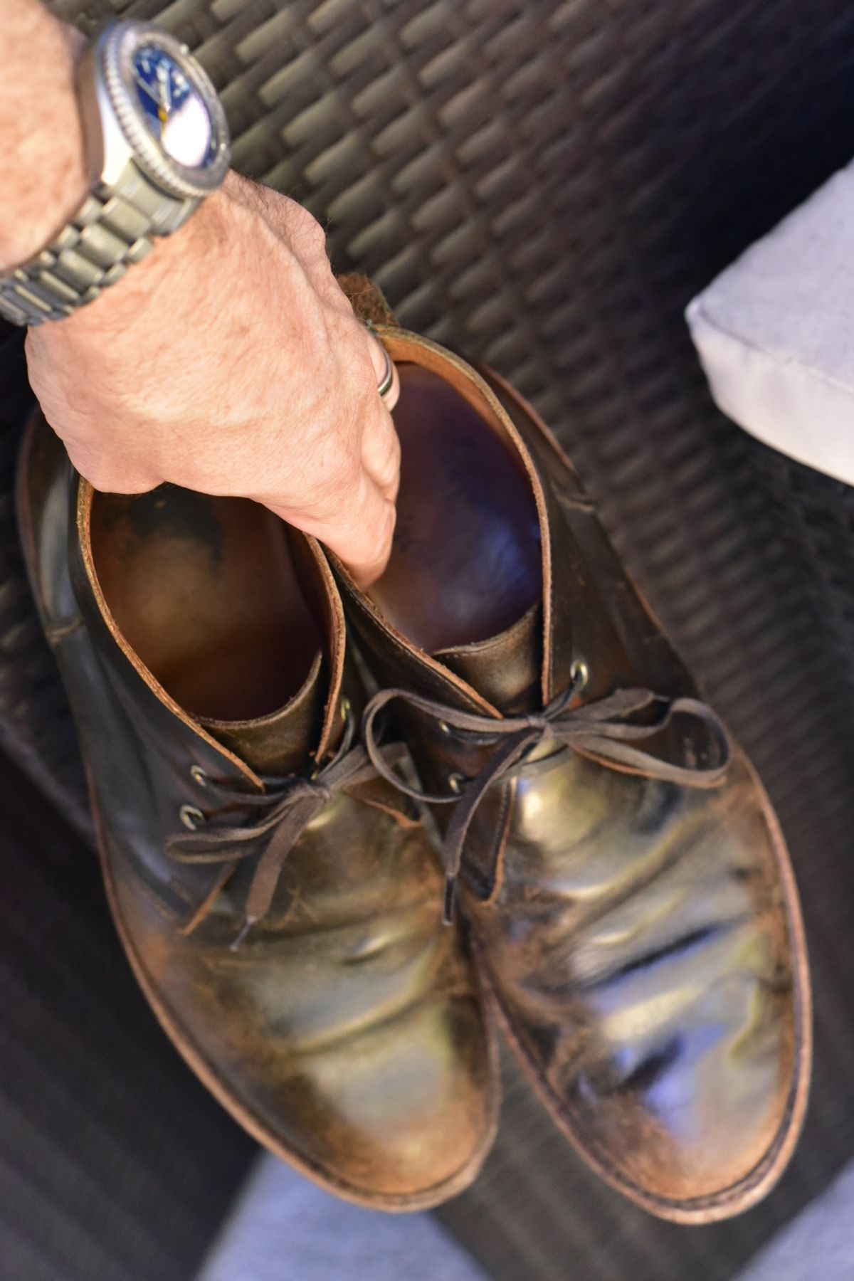 Photo by denimwatchesboots on February 4, 2026 of the Allen Edmonds Chandler- Chukka in Antique hickory.