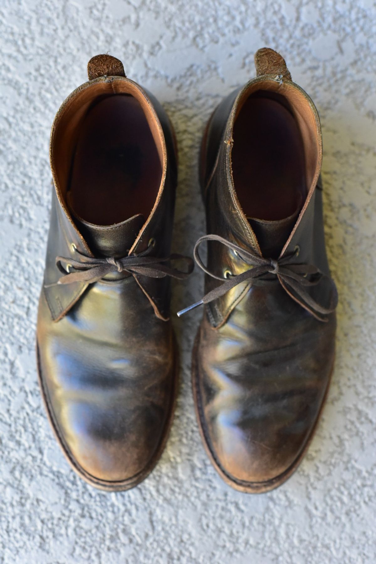 Photo by denimwatchesboots on February 4, 2026 of the Allen Edmonds Chandler- Chukka in Antique hickory.