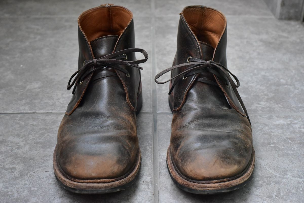 Photo by denimwatchesboots on March 5, 2026 of the Allen Edmonds Chandler- Chukka in Antique hickory.