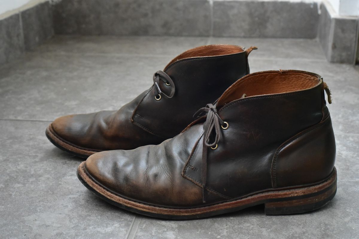Photo by denimwatchesboots on March 5, 2026 of the Allen Edmonds Chandler- Chukka in Antique hickory.