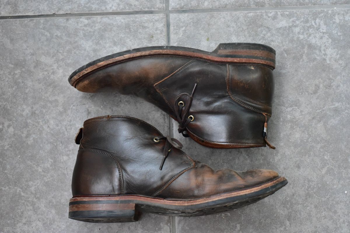 Photo by denimwatchesboots on March 5, 2026 of the Allen Edmonds Chandler- Chukka in Antique hickory.