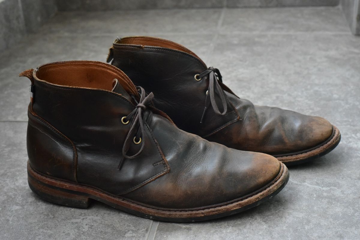 Photo by denimwatchesboots on March 5, 2026 of the Allen Edmonds Chandler- Chukka in Antique hickory.