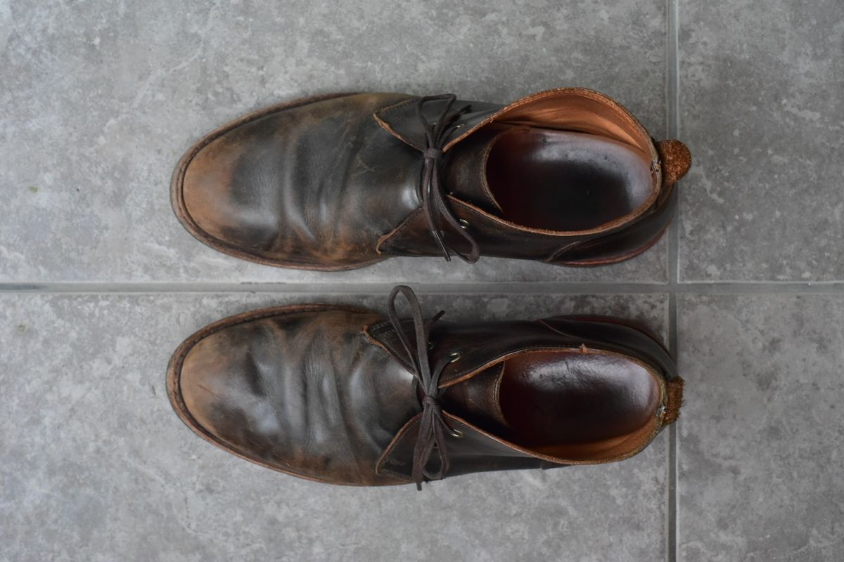 Photo by denimwatchesboots on March 5, 2026 of the Allen Edmonds Chandler- Chukka in Antique hickory.