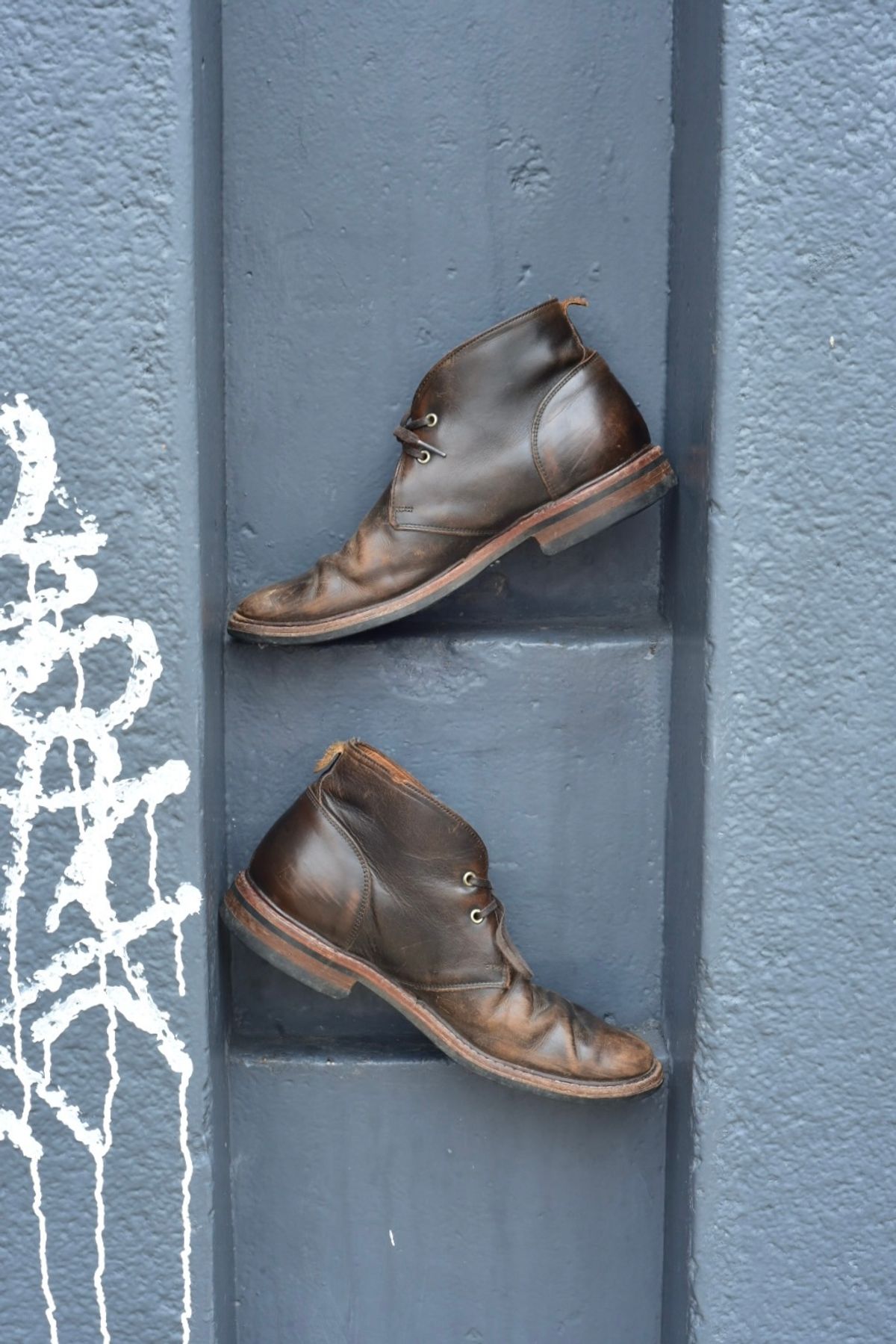 Photo by denimwatchesboots on April 5, 2026 of the Allen Edmonds Chandler- Chukka in Antique hickory.