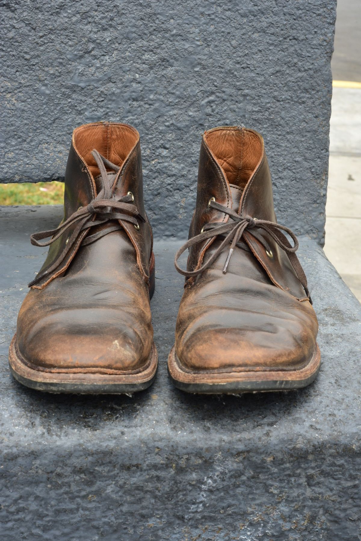 Photo by denimwatchesboots on April 5, 2026 of the Allen Edmonds Chandler- Chukka in Antique hickory.