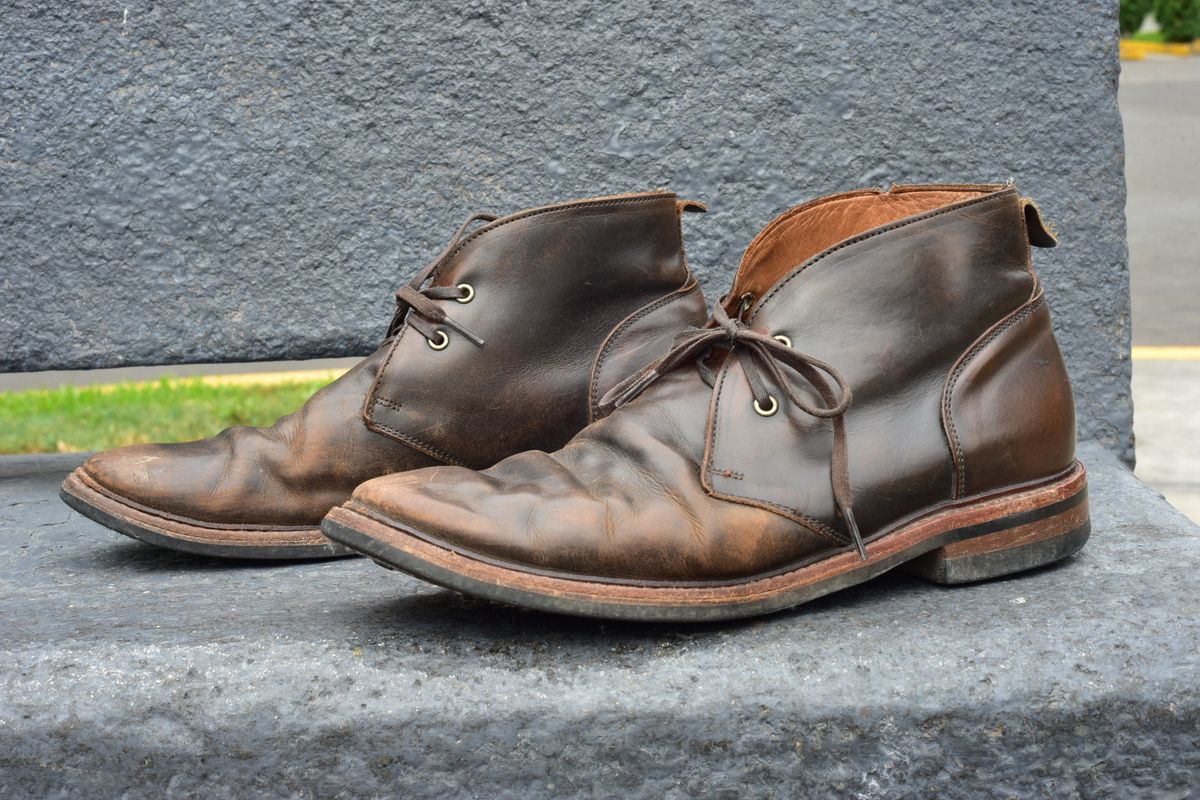 Photo by denimwatchesboots on April 5, 2026 of the Allen Edmonds Chandler- Chukka in Antique hickory.