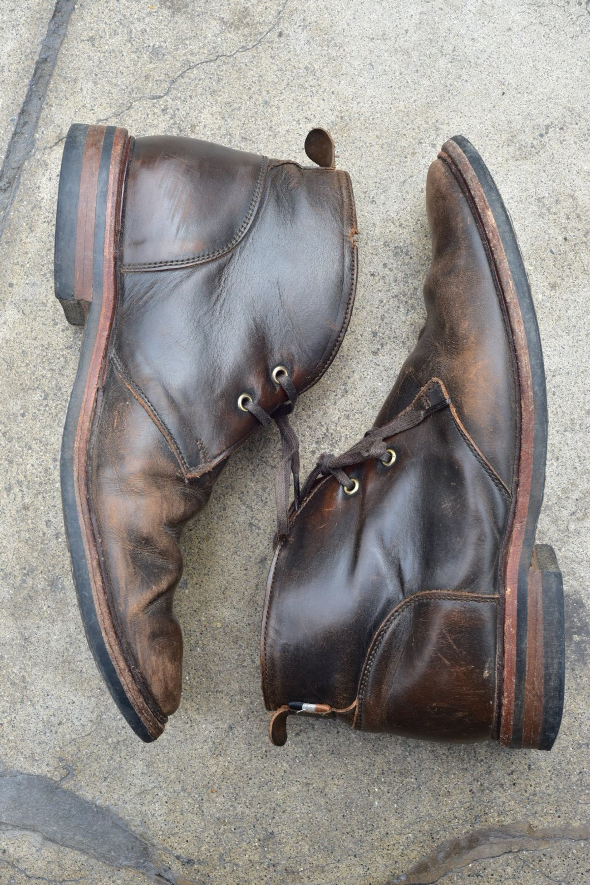 Photo by denimwatchesboots on April 5, 2026 of the Allen Edmonds Chandler- Chukka in Antique hickory.