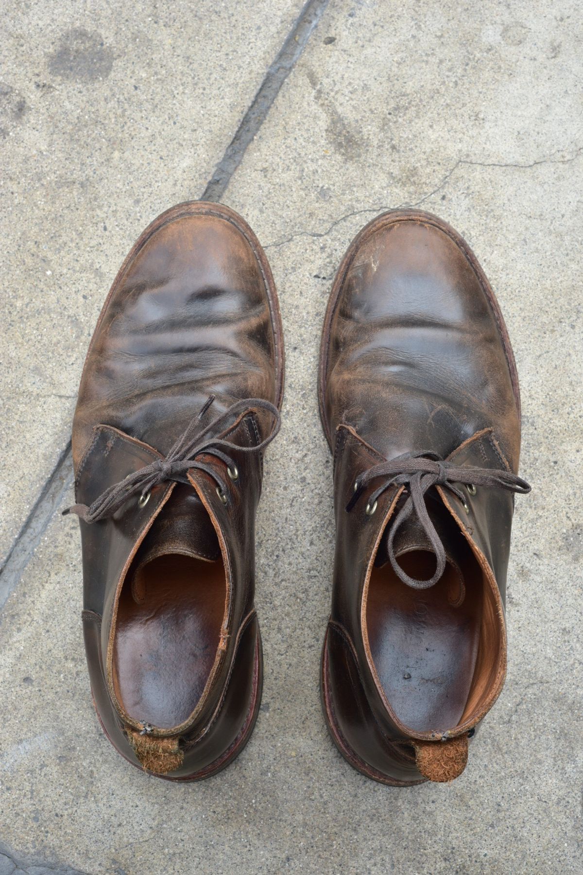 Photo by denimwatchesboots on April 5, 2026 of the Allen Edmonds Chandler- Chukka in Antique hickory.