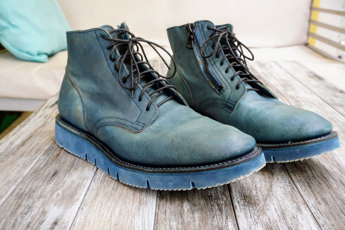 Photo by denimwatchesboots on June 24, 2024 of the Viberg Side Zip in Indigo Dipped Kangaroo.