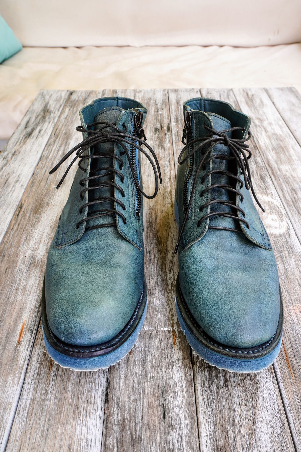 Photo by denimwatchesboots on June 24, 2024 of the Viberg Side Zip in Indigo Dipped Kangaroo.