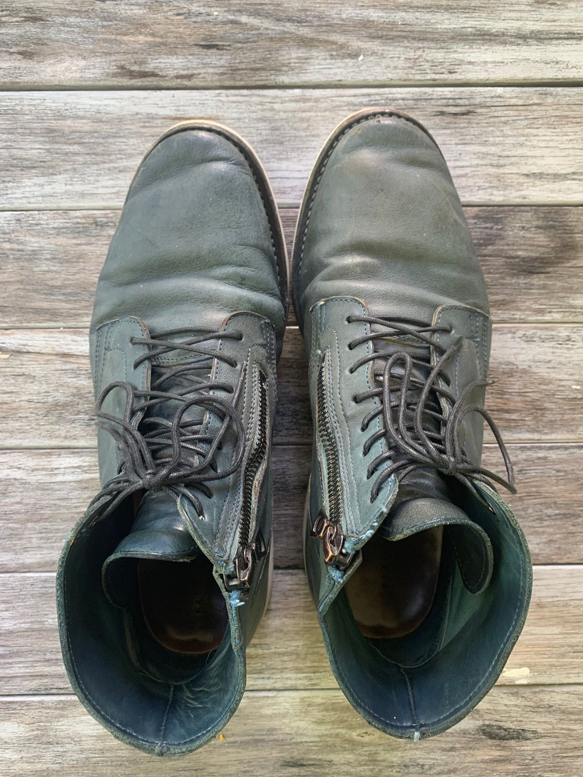 Photo by denimwatchesboots on October 7, 2024 of the Viberg Side Zip in Indigo Dipped Kangaroo.